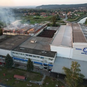 Pogled iz zraka na požar koji je progutao banjalučku tvornicu papira Celex