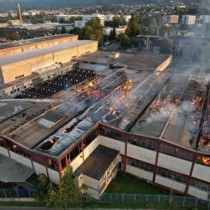 Pogled iz zraka na požar koji je progutao banjalučku tvornicu papira Celex