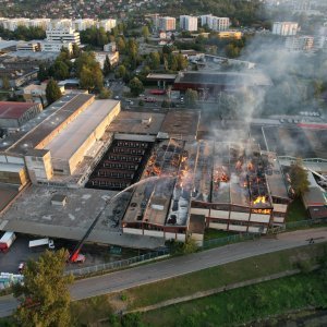 Pogled iz zraka na požar koji je progutao banjalučku tvornicu papira Celex