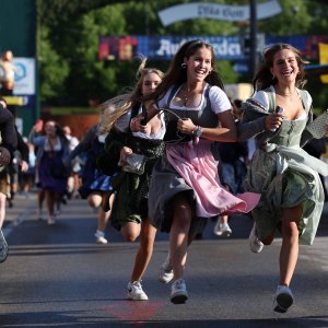 Posjetitelji Oktoberfesta potrčali zauzeti mjesta u šatorima