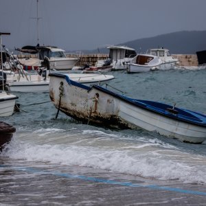 Jugo i visoko more ponovno su poplavile kaštelanske rive