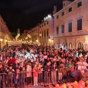 Pogledajte atmosferu na koncertu Prljavog kazališta na Stradunu