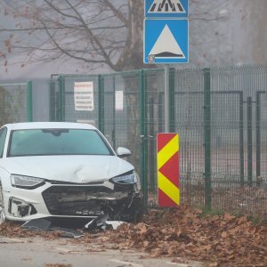 Izgubio kontrolu nad automobilom i zabio se u ogradu