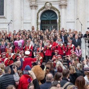 Novu 2024. u podne su na Stradunu dočekali i najmlađi Dubrovčani