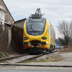 Teretni vlak na Samoborskoj cesti zahvatio električne vodove, promet obustavljen