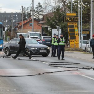 Teretni vlak na Samoborskoj cesti zahvatio električne vodove, promet obustavljen