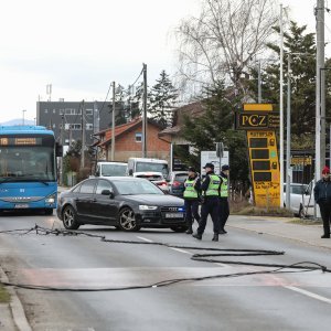 Teretni vlak na Samoborskoj cesti zahvatio električne vodove, promet obustavljen