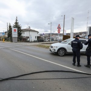 Teretni vlak na Samoborskoj cesti zahvatio električne vodove, promet obustavljen