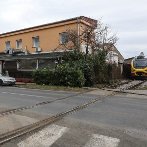 Teretni vlak na Samoborskoj cesti zahvatio električne vodove, promet obustavljen