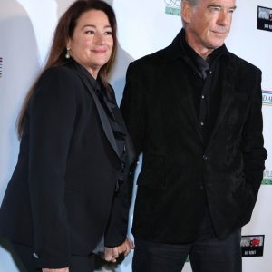 Pierce Brosnan i Keely Shaye Smith