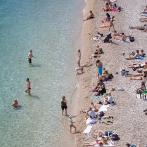 Počela sezona kupnja, plaža Banje, Dubrovnik