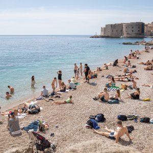 Počela sezona kupnja, plaža Banje, Dubrovnik