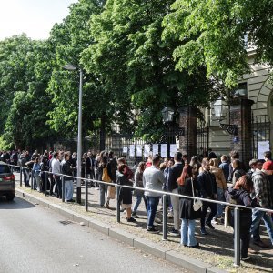 U redovima se čekalo ispred birališta i u popodnevnim satima