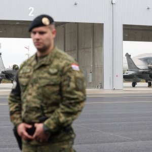 Borbeni avioni Rafale parkirani u Zračnoj luci Zagreb