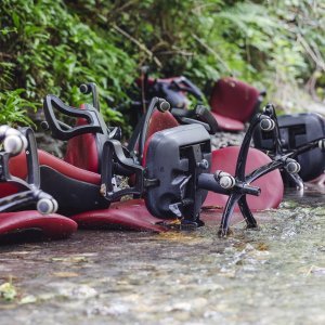 Uredske stolice bačene u potok na ulazu u Park prirode Medvednica
