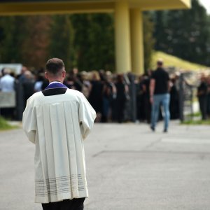 Sprovod njegovatelja Damira Fijale ubijenog u masakru u Daruvaru