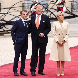 Emmanuel i Brigitte Macron i nizozemski kralj Willem-Alexander