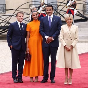 Emmanuel i Brigitte Macron i katarski emir Tamim bin Hamad Al Thani