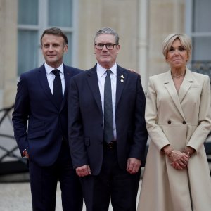 Emmanuel i Brigitte Macron i britanski premijer Keir Starmer