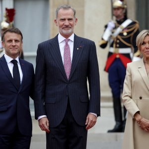 Emmanuel i Brigitte Macron i španjolski kralj Felipe