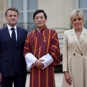 Emmanuel i Brigitte Macron i butanski princ Jigyel Ugyen Wangchuck