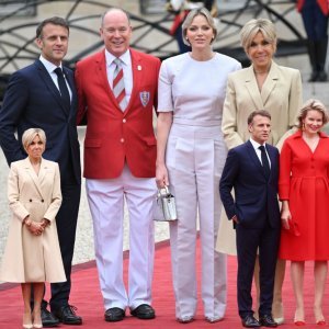 Emmanuel i Brigitte Macron s uglednicima