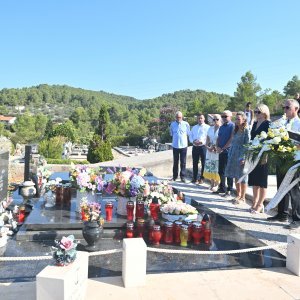 Polaganje vijenaca na grob Olivera Dragojevića