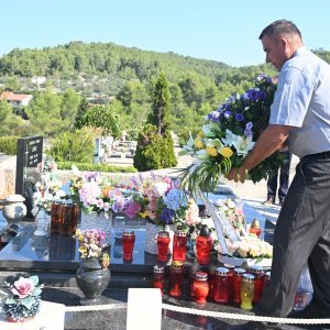 Polaganje vijenaca na grob Olivera Dragojevića