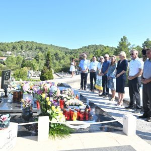 Polaganje vijenaca na grob Olivera Dragojevića