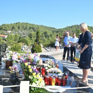 Polaganje vijenaca na grob Olivera Dragojevića