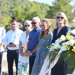 Polaganje vijenaca na grob Olivera Dragojevića