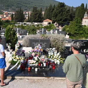 Polaganje vijenaca na grob Olivera Dragojevića