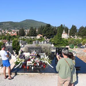 Polaganje vijenaca na grob Olivera Dragojevića