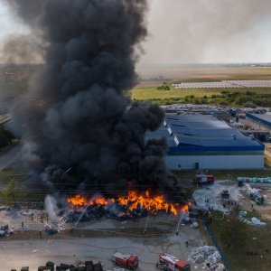 Požar u Dravi International iz zraka