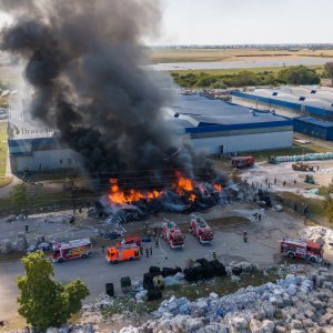 Požar u Dravi International iz zraka