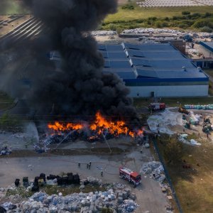 Požar u Dravi International iz zraka