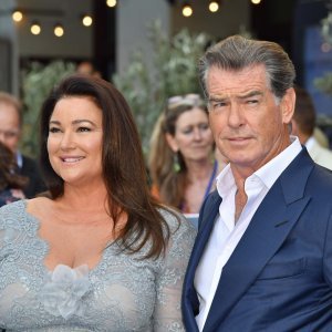 Pierce Brosnan i Keely Shaye Smith