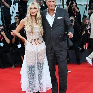 Sienna Miller i Kevin Costner