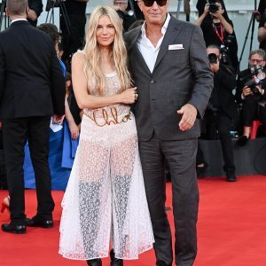 Sienna Miller i Kevin Costner