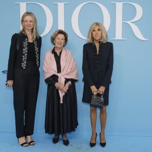 Izvršna direktorica Diora Delphine Arnault, norveška kraljica Sonja Haraldsen i Brigitte Macron