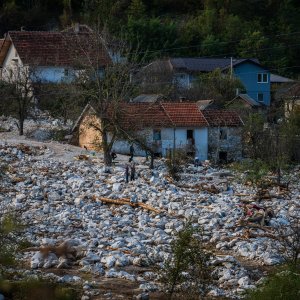 Pogled iz zraka na odron i posljedice poplava koje su pogodile BiH