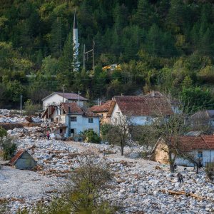 Pogled iz zraka na odron i posljedice poplava koje su pogodile BiH