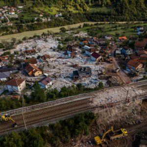 Pogled iz zraka na odron i posljedice poplava koje su pogodile BiH