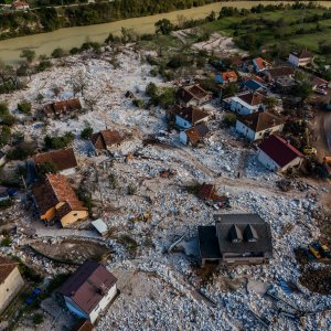 Pogled iz zraka na odron i posljedice poplava koje su pogodile BiH