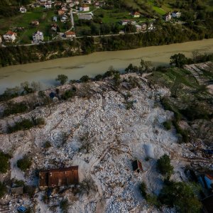 Pogled iz zraka na odron i posljedice poplava koje su pogodile BiH