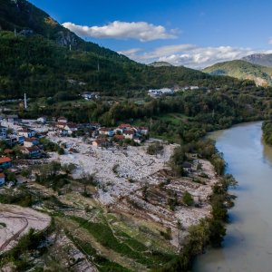 Pogled iz zraka na odron i posljedice poplava koje su pogodile BiH