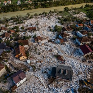 Pogled iz zraka na odron i posljedice poplava koje su pogodile BiH