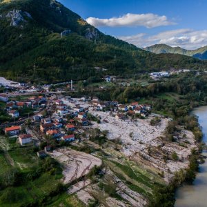 Pogled iz zraka na odron i posljedice poplava koje su pogodile BiH