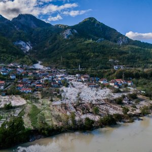 Pogled iz zraka na odron i posljedice poplava koje su pogodile BiH