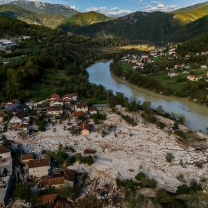 Pogled iz zraka na odron i posljedice poplava koje su pogodile BiH